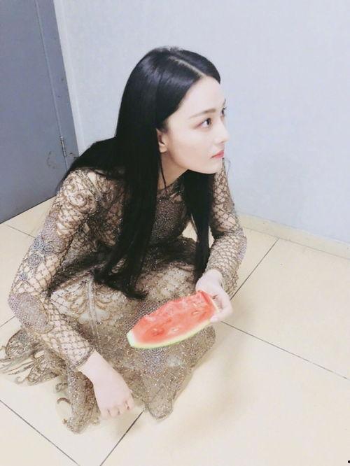 带你吃瓜反手变装,反手变装，揭秘娱乐圈的另类魅力