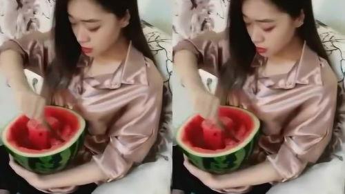 撒娇吃瓜女生视频,女生撒娇视频萌翻网友