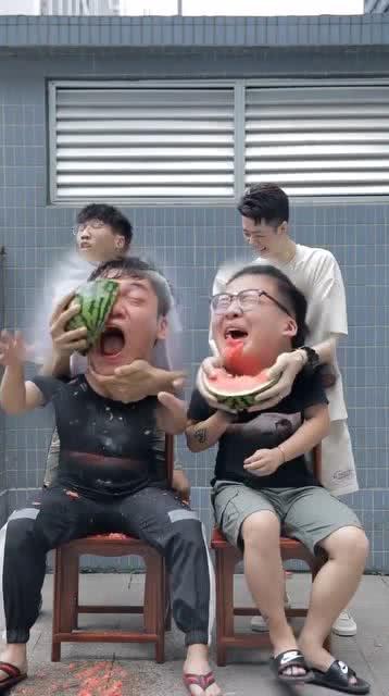 小伙吃瓜没形象,形象尽失的小伙子搞笑瞬间